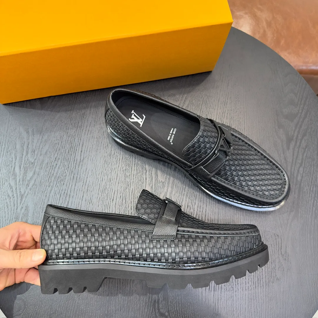 [L Home] P: 820💰 Size: 39-44 (customized at 38.45) Original Lv official website men's casual leather shoes, top-quality original replica, - Upper: 🔝cowhide weaving technology, Nappa cowhide, shoe body sewn with brand logo - Inner: cowhide, foot pad; water-dyed cowhide - Outsole: TPR·rubber foam; two-color molded outsole -Ultra-high quality control and fine workmanship: highlight (high-end, extravagance, class)